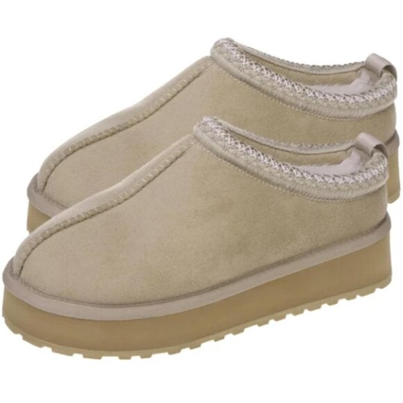 Source Unknown  Cream and White Slippers - Picture 5 of 5